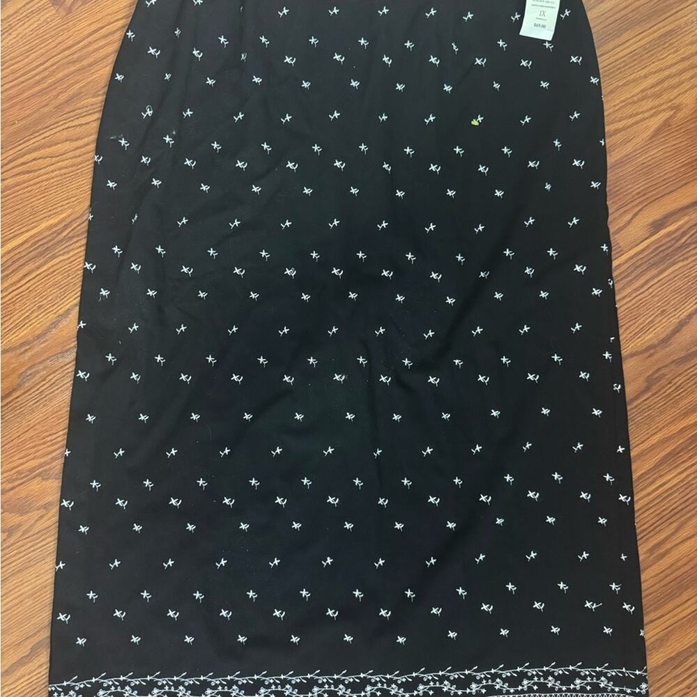 NWT 1X Coldwater Creek Black Midi Skirt White Embroidered Floral Accent